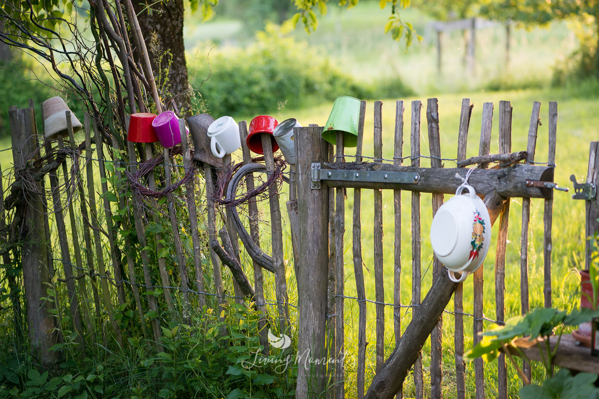 Gartendetail mit Staketenzaun und Blumentöpfen