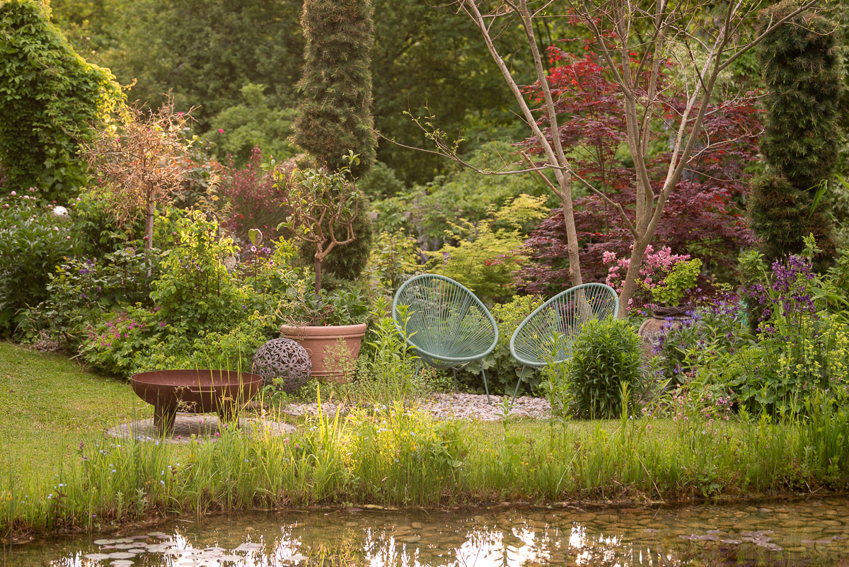 Friedliche Morgenstimmung im Garten am Teich