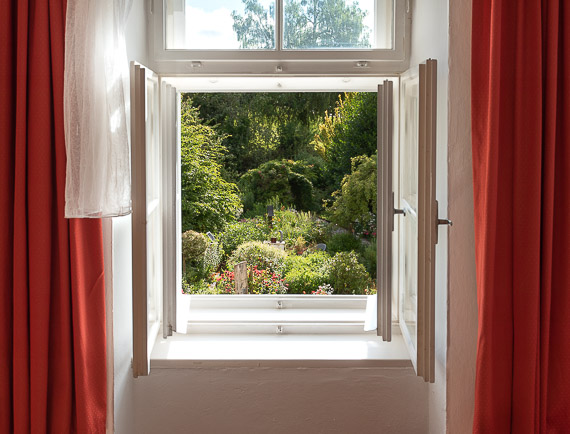 Geöffnetes Fenster mit Blick in den Klostergarten Maria Schmolln